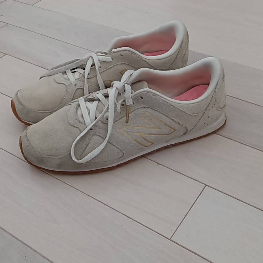 New Balance Women's Casual Lace Up Running Shoes Cream Size 9